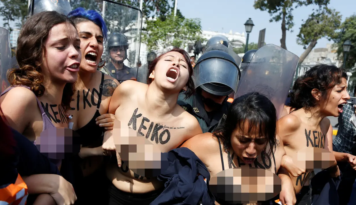 Sejumlah Aktivis perempuan legalisasi aborsi berteriak sambil bugil memprotes calon presiden Peru, Keiko Fujimori di Lima, Peru, (19/5/2016). Mereka menyatakan protes terhadap calon presiden Peru, Keiko Fujimori. (REUTERS/Janine Costa)