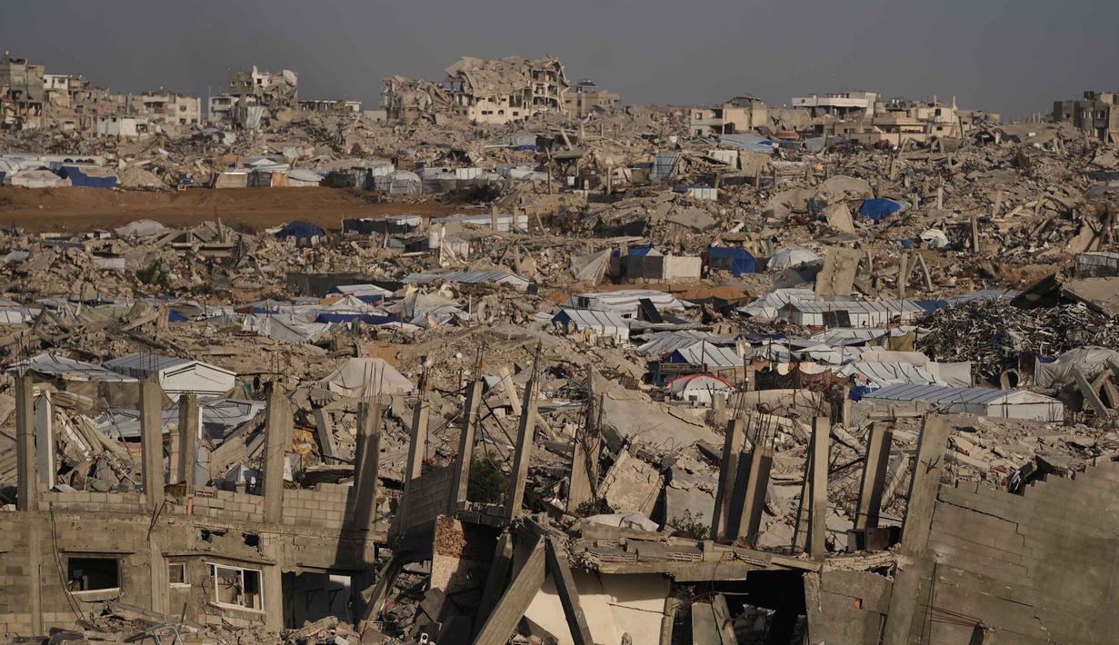 Tenda-tenda tersebar di tengah-tengah kerusakan yang luas di Jabalia, di bagian utara Jalur Gaza, Minggu 7 Desember 2025. Pemulihan permukiman penduduk di Jabalia, Jalur Gaza utara, menghadapi tantangan besar. (AP Photo/Jehad Alshrafi)