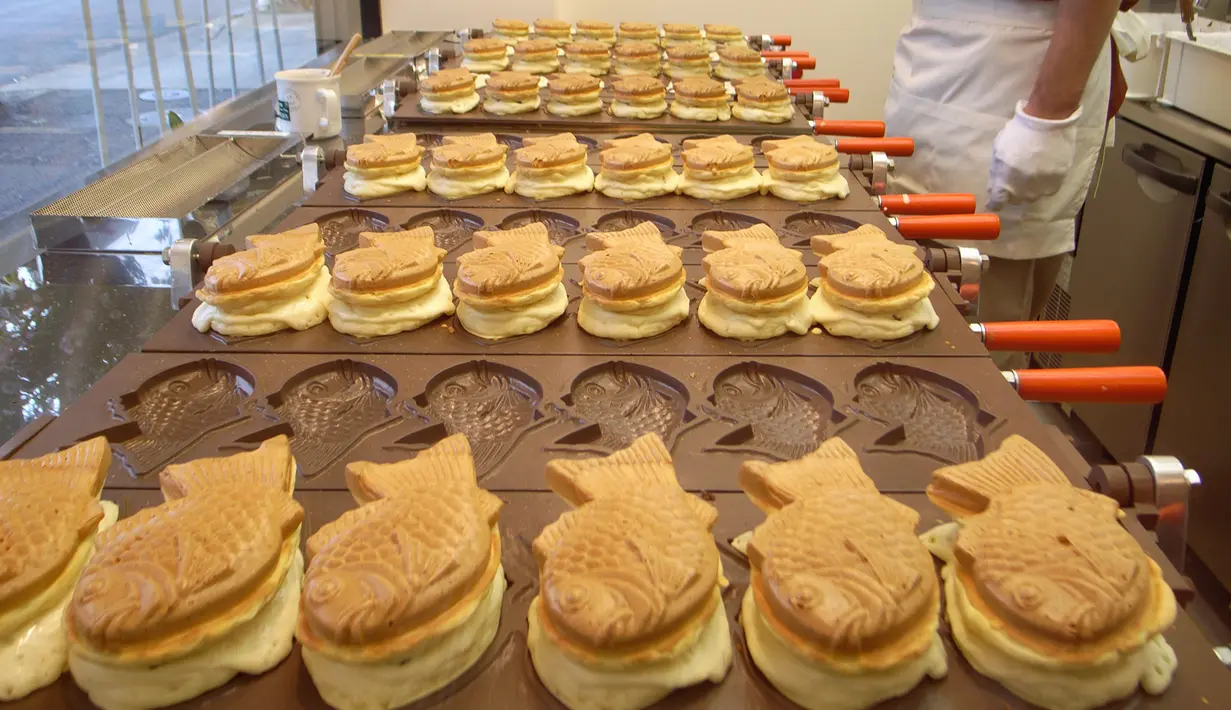 Taiyaki merupakan kue Jepang yang berbentuk seperti ikan. Taiyaki terbuat dari adonan yang dicetak menggunakan cetakan berbentuk ikan dan diisi dengan kacang merah. Tapi di Jakarta, kamu bisa menemukan taiyaki yang isinya es krim. (en.wikipedia.org)