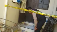 Polisi mengecek lokasi kejadian pelemparan bom molotov di Gereja Toraja di Makassar (Liputan6.com/ Eka Hakim)