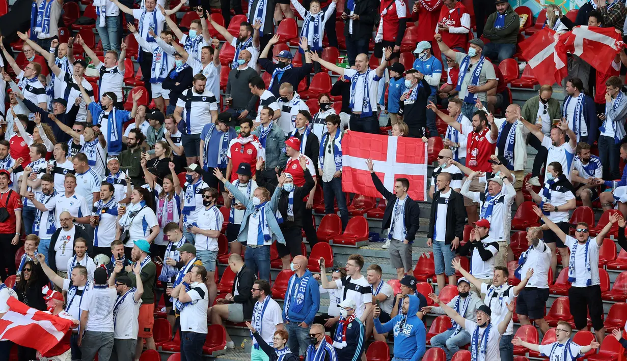 Pendukung Denmark maupun pendukung Finlandia tak kalah penting peranannya dalam momen kolapsnya Eriksen ini. Mereka ramai-ramai meneriakkan nama Christian Eriksen secara bersahutan untuk memberikan dukungan semangat kesembuhannya. (Foto: AFP/Pool/Wolfgang Rattay)