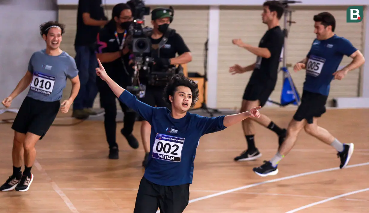 Selebritas Indonesia, Bastian Steel (kanan) melakukan selebrasi setelah melewati garis finis lari 100 meter putra Turnamen Olahraga Selebriti Indonesia (TOSI) di GOR UNJ, Rawamangun, Jakarta, Minggu (30/07/2023). Bastian sukses finis tercetap dengan catatan waktu 16,32 detik. (Bola.com/Bagaskara Lazuardi)