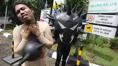 Aksi teatrikal aktivis Greenpeace di Kemenkes, Jakarta, Kamis (28/9). Mereka ingin menyampaikan bahwa pemerintah, khususnya Kemenkes, harus memerhatikan masalah polusi udara yang menjadi ancaman kesehatan masyarakat. (Liputan6.com/Immanuel Antonius)