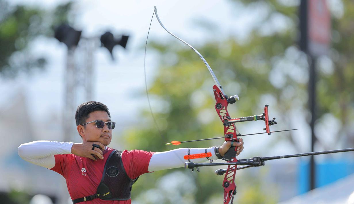 Berhadapan dengan Chern Xin Quik dari Malaysia dalam laga final nomor recurve individu putra, Ega Agata Salsabilla sempat terkejar dalam perolehan poin. Tampak dalam foto, atlet panahan Indonesia, Riau Ega Agata Salsabilla saat bertanding di nomor individual recurve putra SEA Games 2025 di Football Field 1, Sports Authority of Thailand, Bangkok, Rabu (17/12/2025). (Bola.com/Bagaskara Lazuardi)