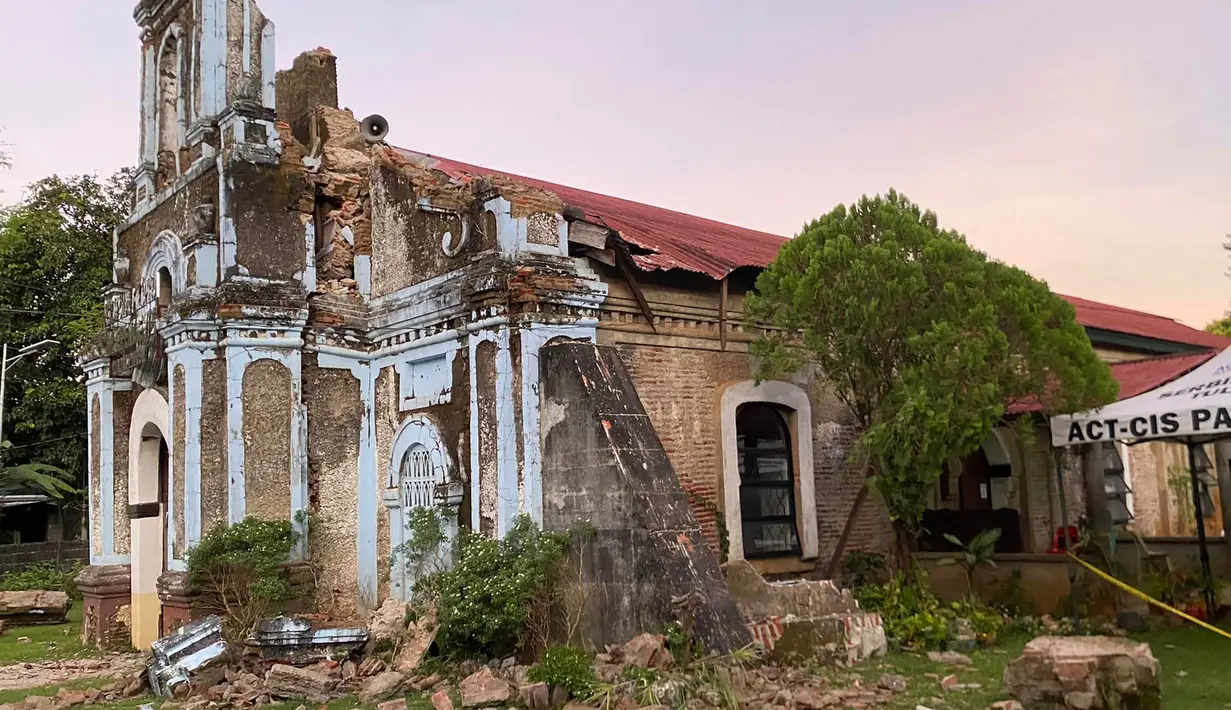Pastor paroki Christian Edward Padua, menunjukkan sebuah gereja Iglesia Filipina Independiente yang rusak di kota La Paz, provinsi Abra, utara Manila, sehari setelah gempa berkekuatan 6,4 gempa melanda provinsi itu 25 Oktober. (Photo by Handout / Christian Edward Padua / AFP)