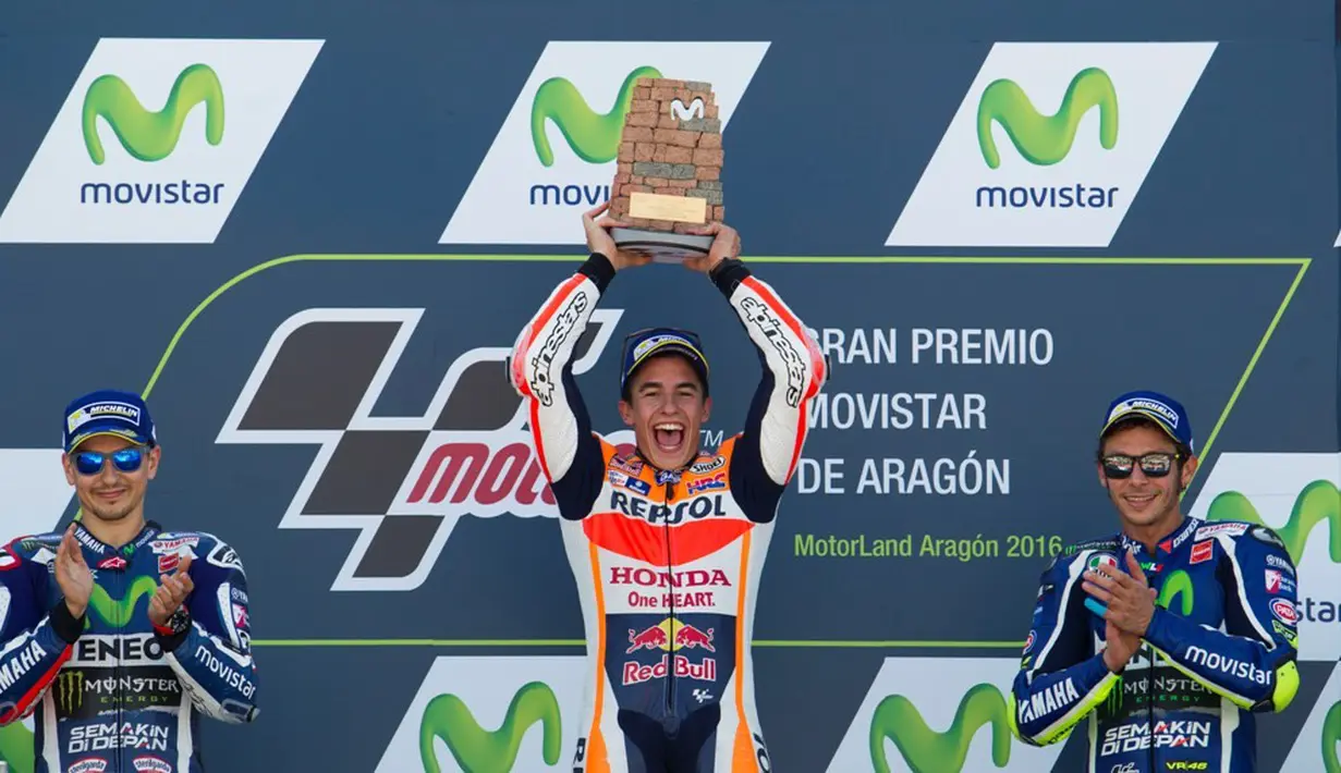 Pebalap Repsol Honda, Marc Marquez, berpose dengan trofi juara MotoGP Aragon di Sirkuit Aragon, Spanyol, Minggu (25/9/2016). (AFP/Jaime Reina)