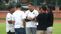Pelatih Persebaya Surabaya, Paul Munster (tengah), berdiskusi dengan staf kepelatihannya. (Bola.com/Aditya Wany)