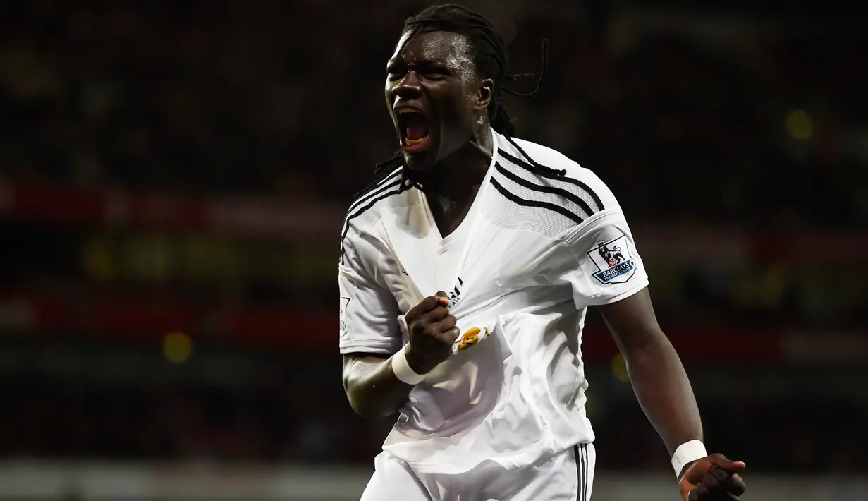Penyerang Swansea City, Bafetimbi Gomis melakukan selebrasi usai mencetak gol ke gawang Arsenal saat Laga Liga Premier Inggris di Emirates Stadium, Selasa (12/5/2015). Swansea City menang 1-0 atas Arsenal. (Reuters/ADylan Martinez)