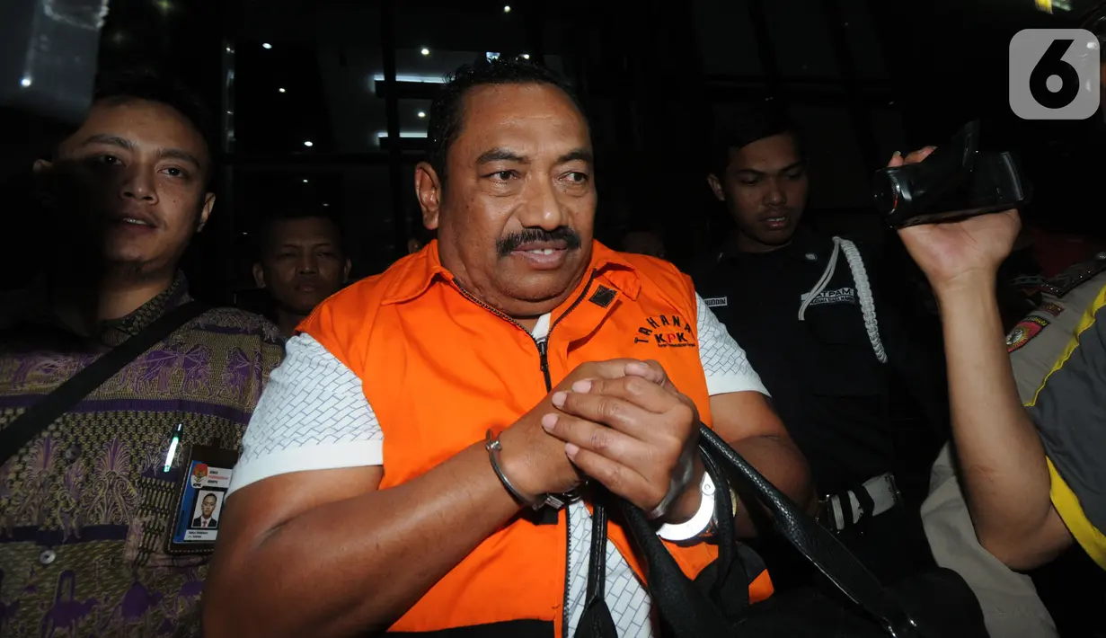 Carsa AS selaku pihak swasta penyuap Bupati Indramayu, Supendi usai menjalani pemeriksaan 1 x 24 jam pasca terjaring Operasi Tangkap Tangan (OTT) terkait suap pengaturan proyek dilingkungan Pemkab Indramayu tahun 2019 di Gedung KPK, Jakarta, Rabu (16/10/2019). (merdeka.com/Dwi Narwoko)