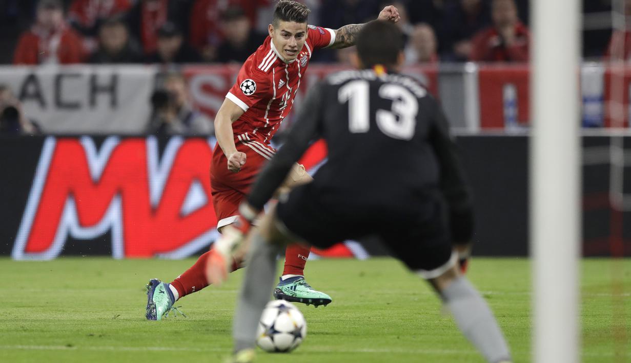 Pemain Bayern, James Rodriguez melakukan tembakan ke gawang Sevilla pada leg kedua perempat final Liga Champions di Allianz Arena stadium, Munich, (11/4/2018). Bayern lolos ke semifinal dengan agregat 2-1. (AP/Matthias Schrader)