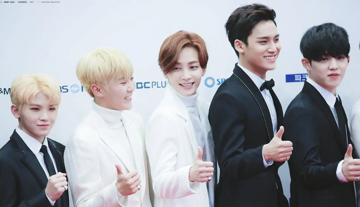 Mingyu menjadi personel SEVENTEEN paling tinggi, cowok ganteng ini mempunyai tinggi badan 186 cm. Lihatlah ia terlihat begitu menjulang saat berfoto dengan personel SEVENTEEN lainnya. (Foto: soompi.com)