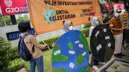 Aktivis Climate Rangers Jakarta, XR Jakarta, dan 350 Indonesia berunjuk rasa di depan Gedung Kementerian Investasi/BKPM, Jakarta, Jumat (22/4/2022). Aktivis menuntut pemerintah serius dalam memilih investasi yang baik bagi kelestarian bumi. (Liputan6.com/Faizal Fanani)