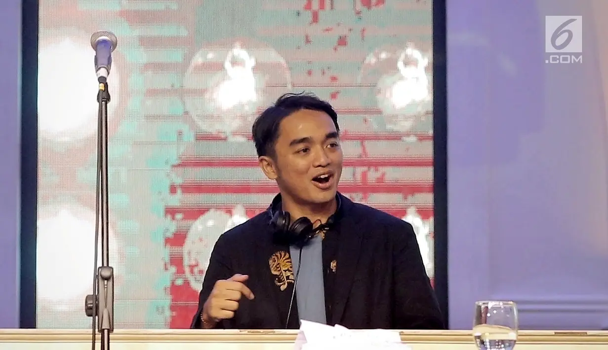 DJ Dipha Barus saat bekolaborasi dengan penyanyi Marcell Siahaan dan Andien dalam mini konser Music Drip di Jakarta, Kamis (7/2). Dipha Barus menyatukan berbagai karakter lewat aransemen yang apik. (Fimela.com/Bambang Eros)