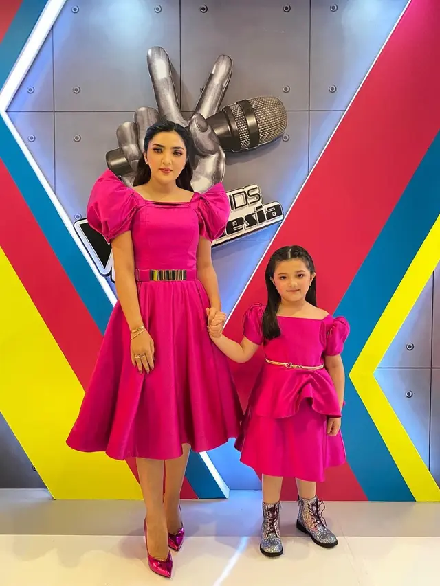 6 Gaya Ashanty dan Arsy saat Pakai Baju Kembar, Kompak Banget