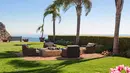 Bercengkerama di ruang terbuka dengan pemandangan pantai Malibu yang indah.(architecturaldigest.com)