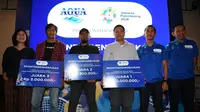 Momen ketika pihak Aqua menyerahkan hadiah kepada para pemenang lomba foto kategori media di Asian Games 2018.