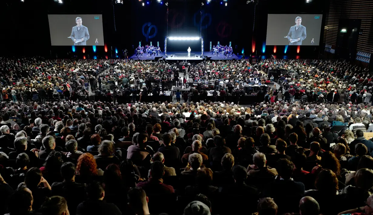 Para pendukung menyimak pidato capres indepeden Prancis dari kelompok sayap kiri, Jean-Luc Melenchon, yang memproyeksikan dirinya menggunakan teknologi hologram 3D, di lokasi kampanye di Saint-Denis, dekat Paris, Minggu (5/2). (JEAN-PHILIPPE KSIAZEK/AFP)