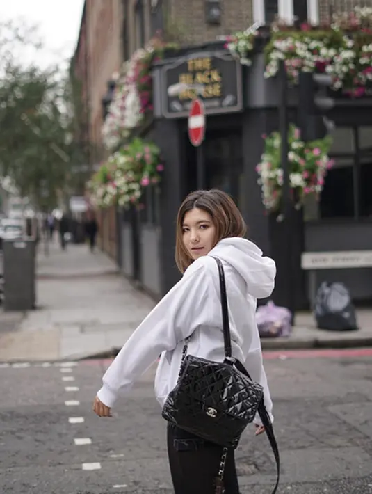 Shaloom Razade Syach, kini sedang menyelesaikan pendidikannya di bangku kuliah di London, Inggris. Sebagai ibu, Wulan Guritno, yang terpisah jauh dengan sang anak kerap memberikan dukungan. (Instagarm/sharazaaa)