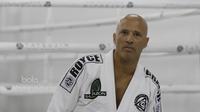 Legenda MMA, Royce Gracie, saat peresmian Tatsujin MMA Indonesia di Jakarta, Senin (17/7/2017). Legenda MMA asal Brazil tersebut memberikan latihan pada acara tersebut. (Bola.com/M Iqbal Ichsan)