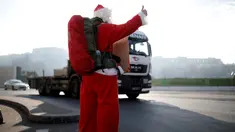 Seorang petualang asal Prancis, Remi Le Calvez mencari tumpangan dengan mengenakan kostum Santa Claus di Paris, Prancis, Selasa (6/12). Remi adalah seorang mantan pengusaha yang menjual asetnya dan memutuskan pergi keliling dunia.(Reuters/Benoit Tessier) 