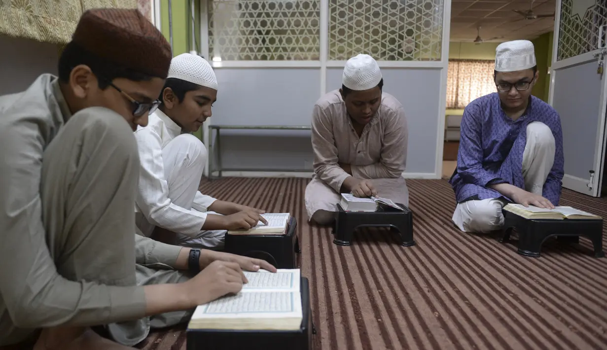 Siswa muslim membaca Alquran selama bulan suci Ramadhan di Madinatul Uloom Tahfeez ul Quran, Hyderabad, India, Kamis (7/4/2022). (NOAHSELAM/AFP)