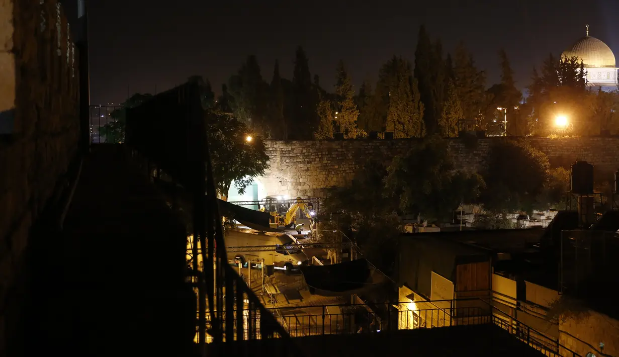 Suasana pembongkaran detektor logam yang dipasang di kompleks Masjid Al Aqsa di Kota Tua Yerusalem, Selasa (25/7) dini hari. Langkah Israel memasang detektor logam sejak 16 Juli 2017 menuai kecaman luas dari dunia internasional. (Ahmad GHARABLI / AFP)