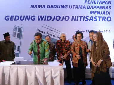 Menteri PNN/Kepala Bappenas Bambang P.S Brodjonegoro bersama dengan Presiden RI ketiga, BJ Habibie saat meresmikan nama gedung pusat Bappenas menajdi Gedung Widjojo Nitisastro di Jakarta, Jumat (23/9). (Liputan6.com/Angga Yuniar)