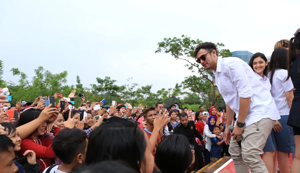 Secara bergantian, para pemain dari sinetron Anak Sekolahan, Anak Langit, Orang-Orang Kampung Duku, dan Berkah Cinta mulai menyapa penggemar yang memadati area panggung. (Adrian Putra/Bintang.com)