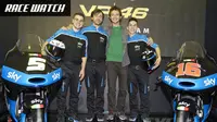 Valentino Rossi (dua dari kanan) meluncurkan Sky Racing Team VR46 yang tampil di Moto3, dengan pembalap Romano Fenati and Andrea Migno. (Cycle World)