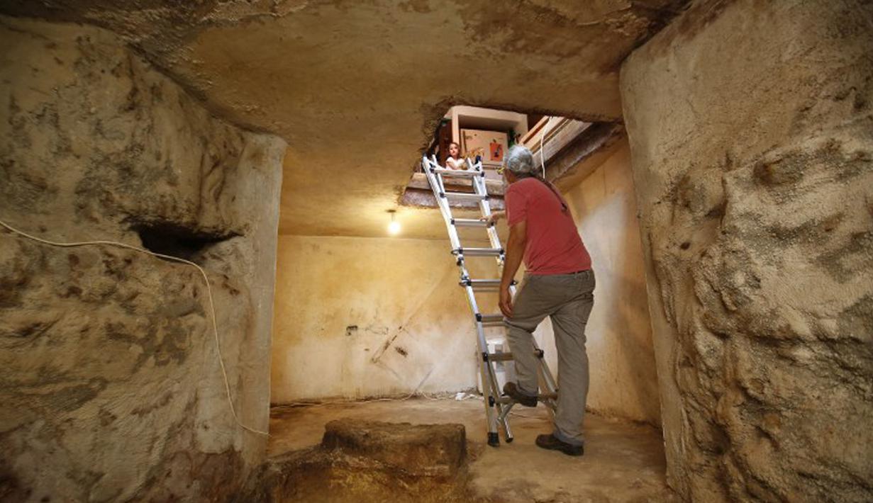 Tal turun mengunakan tangga melihat kolam ritual Yahudi (Mikveh) yang ditemukan di bawah tanah rumahnya di Ein Karem, Yerusalem (1/7/2015). Tal menemukan Mikveh yang diyakini berusia lebih dari 2.000 tahun saat sedang merenovasi rumah.  (AFP/GALI TIBBON)