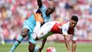 Pemain West Ham, Angelo Ogbonna (kiri), berebut bola dengan pemain Arsenal, Alex Oxlade Chamberlain, dalam pertandingan di Stadion Emirates, London. Minggu (9/8/2015). (Action Images via Reuters/Tony O'Brien)