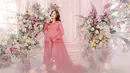 Jessica Iskandar tampil menawan pamer baby bumpnya saat melakukan maternity shoot. Ia memilih gaun bernuansa merah muda. [Foto: Instagram/fdphotography90]