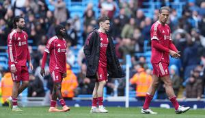 Pemain Liverpool, dipimpin Virgil van Dijk (kanan), meninggalkan lapangan setelah kalah telak 0-4 dari Man City dalam laga perempat final Piala FA 2025/2026 di Etihad Stadium, Sabtu (4/4/2026). (AP Photo/Jon Super)