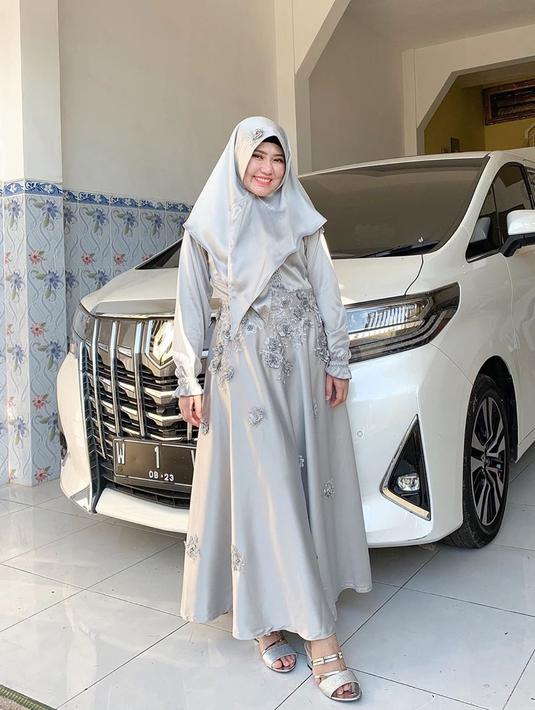 Sebagai penyanyi dangdut yang memulai karier sejak usia 15 tahun, Via termasuk dalam kategori penyanyi berpenghasilan fantastis. Wajar jika seleb yang memiliki nama fans Vyanisti memiliki mobil yang mewah. Mobil mewahnya terparkir rapi di garasi rumahnya di Sidoarjo. (Liputan6.com/IG/@viavallen)
