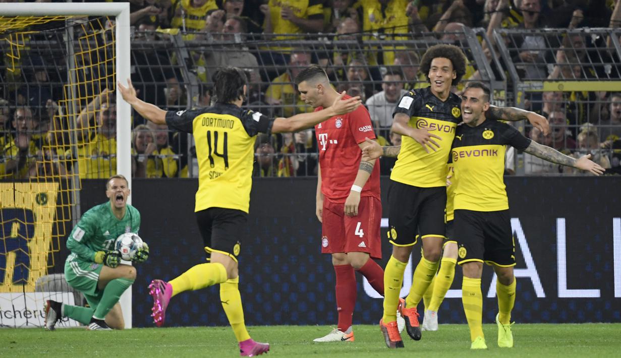 Para pemain Dortmund merayakan gol yang dicetak Paco Alcacer ke gawang Bayern Munchen pada laga Piala Super DFL di Stadion Signal Iduna, Dortmund, Sabtu (3/8). Dortmund menang 2-0 atas Munchen. (AFP/Ina Fassbender)