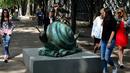 Pengunjung melihat patung "Snail dan Angel" saat pameran "Salvador Dali: Urban Dreams" di Mexico City, Selasa (14/3). Patung-patung tersebut adalah karya seniman asal spanyol yang bernama Salvador Dali. (AFP PHOTO / RONALDO SCHEMIDT)
