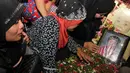 Sanak saudara serta sahabat saat menaburkan bunga dimakam komedian Betawi Nur Sarinuri atau lebih dikenal Mpok Nori di TPU Pondok Ranggon, Jakarta Timur, Jumat (3/4/2015). (Liputan6.com/Helmi Afandi)