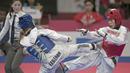 Atlet taekwondo Indonesia, Mariska Halinda, saat melawan wakil Lebanon, Laetitia Aoun, pada babak perdelapan final Asian Games di JCC, Jakarta, Senin (20/8/2018). Mariska Halinda kalah poin 22-23 dari Laetitia Aoun. (Bola.com/Peksi Cahyo)