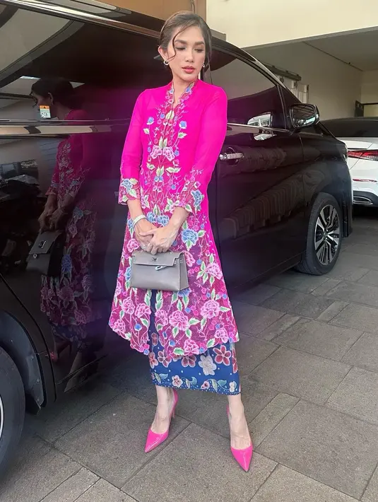 Kain batik ini juga memiliki motif floral serasi. Foto: Instagram.