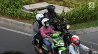 Pengendara menggunakan masker saat meintas di Jalan Jenderal Sudirman, Jakarta, Selasa (12/3). Rata-rata harian kualitas udara di Jakarta dengan indikator PM 2.5 pada 2018 adalah 45,3 mikrogram per meter kubik udara. (Liputan6.com/Helmi Fithriansyah)