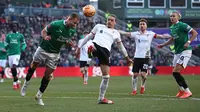 Perebutan bola terjadi antara pemain Plymouth, Nikola Katic dengan striker Livrerpool, Darwin Nunez, pada lanjutan Piala FA 2024/2025 di Home Park, Plymouth, Minggu (9/2/2025) malam WIB.