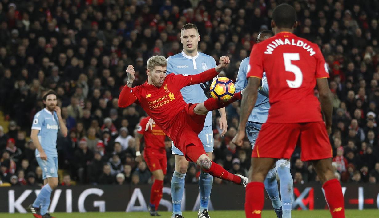 Bek Liverpool, Alberto Moreno, berusaha membobol gawang Stoke. Kemenangan ini membuat Liverpool naik ke posisi kedua klasemen Premier League, terpaut enam poin dari pimpinan teratas, Chelsea. (Reuters/Carl Recine)
