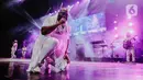 Aksi panggung personil Boyz II Men, Wanya Morris pada konser bertajuk Boyz II Men Tour of Asia 2019 di Tennis Indoor Senayan, Jakarta, Rabu (4/12/2019). Boyz II Men membawakan sebanyak 20 lagu seperti End of the Road, One Sweet Day, dan I'll make love to you. (Liputan6.com/Faizal Fanani)