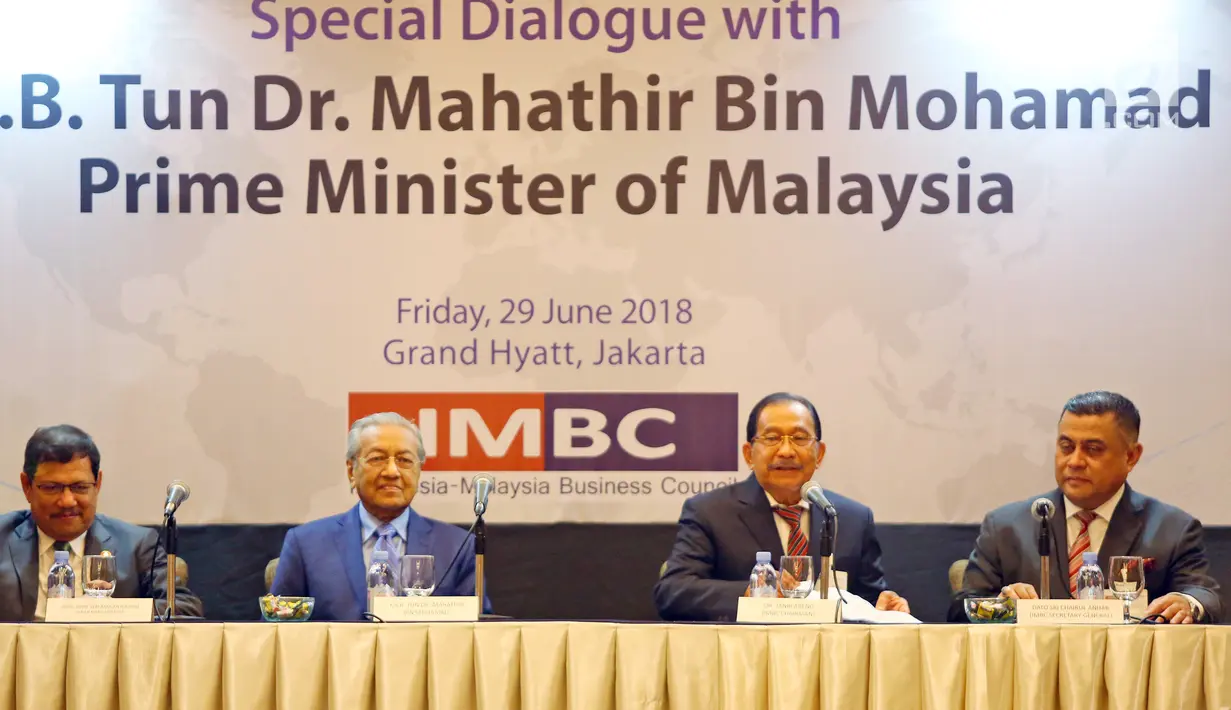 PM Malaysia, Mahathir Mohamad (kedua kiri) dan Ketua IMBC Tanri Abeng (kedua kanan) saat melakukan pertemuan tertutup bagi media di Jakarta, Jumat (29/06). Pertemuan membahas peningkatan perdagangan dan investasi kedua Negara. (Liputan6.com/HO/Ismail)