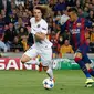 Penyerang Barcelona, Neymar berusaha melewati kiper PSG Salvatore Sirigu di leg kedua 8 besar Liga Champions di Stadion Nou Camp, Spanyol, Rabu (22/4/2015).Barcelona menang 2-0 atas Paris Saint Germain. (Reuters/Gustau Nacarino)