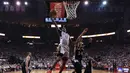 Pebasket Houston Rockets, Lou Williams, berusaha memasukkan bola saat pertandingan melawan San Antonio Spurs pada Gim 4 Semifinal Wilayah Barat di Stadion AT&T Center, Minggu (7/5/2017). Houston Rockets menang 125-104. (AFP/Ronald Martinez).