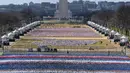 Ribuan bendera ditempatkan di National Mall, menghadap ke Monumen Washington, dan Lincoln Memorial, menjelang pelantikan Presiden terpilih Joe Biden di Washington, Senin (18/1/2021). Pelantikan Biden dan wakilnya, Kamala Harris akan mencakup "parade virtual di seluruh AS". (AP Photo/Alex Brandon)