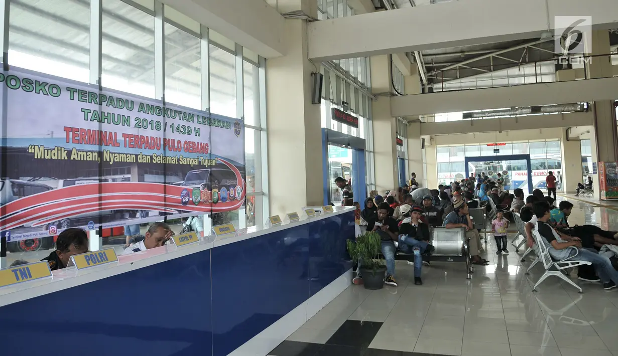 Aktivitas calon pemudik saat menunggu bus di Terminal Pulo Gebang, Jakarta, Minggu (3/6). Mudik lebih awal dipilih untuk menghindari kemacetan serta penumpukan penumpang. (Merdeka.com/Iqbal Nugroho)