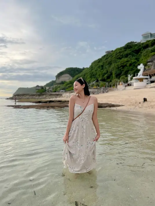 Glenca Chysara memilih dress tanpa lengan motif floral dan Rendi memakai kaus dan celana pendek warna cokelat senada. [@glencahysaraofficial]