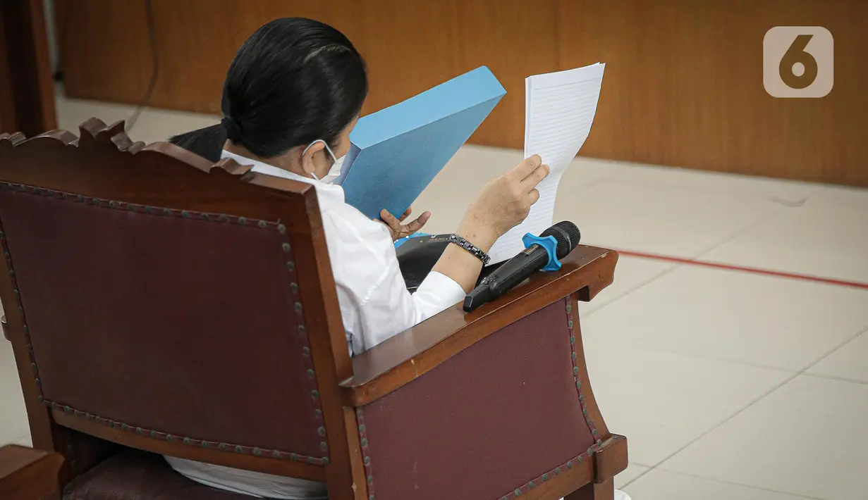 Terdakwa Putri Candrawathi saat menjalani sidang kasus pembunuhan berencana Yosua Hutabarat atau Brigadir J di Pengadilan Negeri Jakarta Selatan, Jakarta, Rabu (25/1/2023). Sebelumnya, Jaksa penuntut umum (JPU) menuntut Putri Candrawathi dengan hukuman pidana delapan tahun penjara lantaran dinilai terbukti melakukan pembunuhan berencana terhadap Brigadir J. (Liputan6.com/Faizal Fanani)